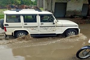 अमरोहा: मुख्य मार्ग पर गंदगी व जलभराव से जूझ रहे ग्रामीण, शिकायत के बावजूद नहीं की कार्रवाई