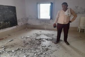 अमरोहा: प्राथमिक विद्यालय में बंद कमरे का छत का प्लास्टर गिरा