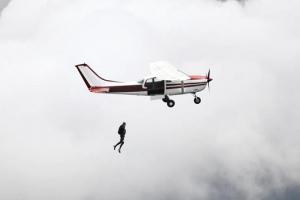 4000 फीट की ऊंचाई पर उड़ते विमान से पायलट ने लगाई छलांग! और फिर…