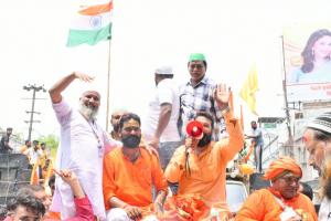 बरेली: मुस्लिम व्यापारियों ने जय श्री राम के नारे लगाकर कांवड़ियों का किया भव्य स्वागत, की पुष्प वर्षा
