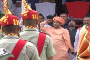 Independence Day: मुख्यमंत्री योगी ने किया ध्वजारोहण, हेलीकाप्टर से हुई पुष्प वर्षा