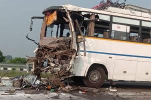 सुल्तानपुर: पूर्वांचल एक्सप्रेसवे पर मिनी ट्रक से टकराई बस, 12 यात्री घायल, तीन रेफर