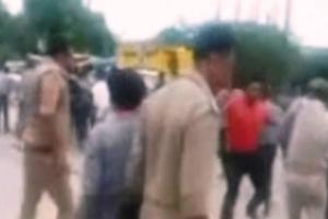 कानपुर: पुलिस ने हड़ताल पर बैठे ई-बस के परिचालकों पर लाठीचार्ज किया
