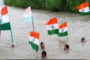 कानपुर: गंगा में तिरंगा यात्रा निकाल कर तैराकों ने पेश की राष्ट्रभक्ति की मिसाल