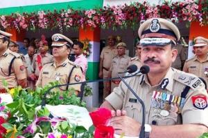 कानपुर: आजादी की 75वीं वर्षगांठ पर जिलाधिकारी और पुलिस आयुक्त ने किया ध्वजारोहण