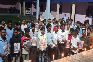 इटावा: राजस्थान के मृतक दलित छात्र के समर्थन में निकाला लोगों ने कैंडल मार्च