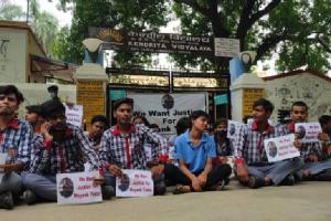 वाराणसी: साथी की मौत से छात्रों में जबरदस्त आक्रोश, बहन के साथ विद्यालय के गेट पर दिया धरना