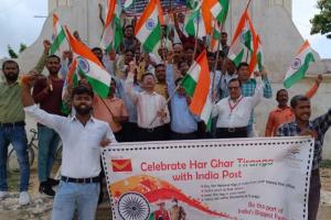 लखनऊ: आजादी के अमृत महोत्सव के उपलक्ष्य में डाक विभाग ने निकाली तिरंगा रैली