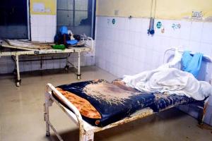 कानपुर: उर्सला अस्पताल में फटे गद्दे और गंदगी के बीच जिंदगी की जंग लड़ने को मजबूर हैं मरीज
