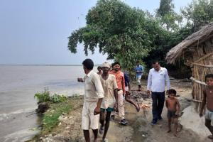 लखीमपुर-खीरी: घाघरा नदी ने कैराती पुरवा में शुरू किया कटान, 18 घर नदी में समाए
