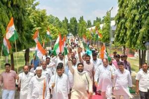 लखनऊ: कांग्रेस कार्यकर्ताओं ने निकाली ‘आजादी गौरव यात्रा’, काकोरी शहीद स्मारक पर किया शहीदों को नमन