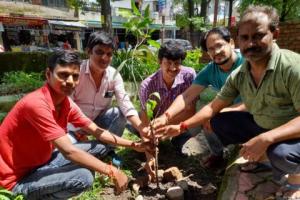 हल्द्वानी: पुण्यतिथि पर याद किए गए उत्तराखंड के गांधी और नेताजी बोस, यूकेडी कार्यकर्ताओं ने किया पौधरोपण