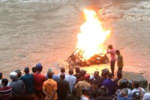 हल्द्वानी: गौला नदी का तेज बहाव और चित्रशिला घाट पर बह गई तीन जलती चिताएं, परिजन देखते रह गए… देखें वीडियो