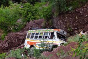 जम्मू कश्मीर: उधमपुर में सड़क से फिसलकर गहरी खाई में गिरी मिनी बस, हादसे में 8 छात्र घायल