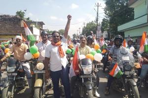 सीतापुर: शिक्षकों ने निकाली तिरंगा यात्रा, बीएसए कार्यालय पर डीएम ने हरी झंडी दिखाकर किया रवाना