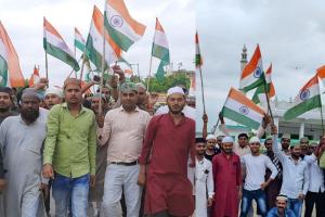 कानपुर: मुस्लिम समुदाय के लोगों ने निकाली तिरंगा यात्रा, हाथों में तिरंगा लेकर लगाए नारे