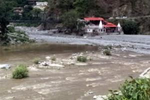 गरमपानी: अलर्ट के बावजूद नदी क्षेत्र में पहुंचे युवकों को पुलिस ने लगाई फटकार