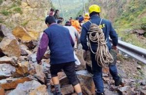 देहरादून: डीडीआरएफ ने खाई में गिरे नेपाली युवक को रेस्क्यू कर स्वास्थय केंद्र भेजा