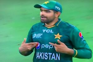 Asia Cup 2022 : पाकिस्तानी खिलाड़ी ने मांगा DRS तो अंपायर ने किया OK, भड़के बाबर आजम बोले- ‘मैं हूं कप्तान’