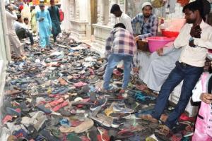 बरेली: भीड़ के कारण हजारों जायरीन नहीं पहन सके जूते-चप्पल, दरगाह के बाहर लगा अंबार