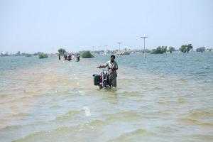 Floods in Pakistan : पाकिस्तान को विनाशकारी बाढ़ से 28 अरब डॉलर का हुआ नुकसान, गरीबी में पांच फीसदी की हुई बढ़ोतरी