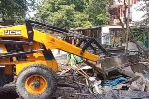 कानपुर: जाजमऊ केडीए बाजार में गरजा बुलडोजर, कई अतिक्रमण को तोड़ा, विरोध पर दस्ते ने पटकी लाठियां