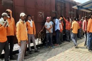 कानपुर: राजधानी एक्सप्रेस से कटकर की-मैन की मौत, हंगामा