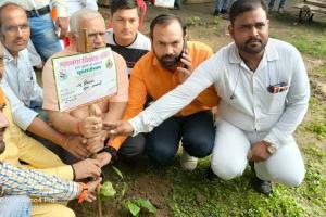कानपुर: Raju Srivastav की याद में किया पौधरोपण, पूर्वजों को भी किया गया याद