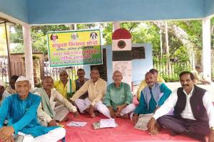 अयोध्या: ग्राम न्यायालय को लेकर किसानों ने शहीद स्मारक स्थल पर दिया धरना, जानें मामला