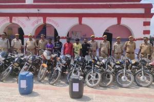 बाराबंकी: बाइक चोरों का गिरोह चढ़ा पुलिस के हत्थे, चोरी की 12 माोटरसाइकिलें बरामद