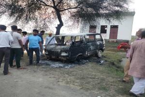 हमीरपुर: मारुति वैन में लगी आग, चालक ने कूदकर बचाई जान