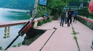 नैनीताल: झील में गिरी ऐतिहासिक बैंड स्टैंड के पास की सुरक्षा दीवार