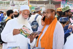 बरेली: आला हजरत के 104वें उर्स-ए-रजवी के तीसरे दिन उमड़ा जायरीनों का हुजूम, मजहबी किताबें खरीदने में दिखी दिलचस्पी
