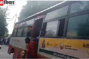 लखनऊ : रोडवेज बस पर टूटकर गिरा बिजली का तार, यात्रियों ने कूदकर बचाई जान