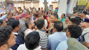 रामनगर: छात्र की मौत का खुलासा नहीं करने पर परिजनों ने कोतवाली का घेराव किया