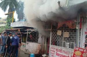 रामनगर: अंग्रेजी शराब की दुकान में आग से लाखों की शराब जलकर राख हुई