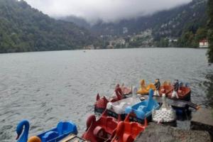 नैनीताल: बेमौसम बरसात से ठप हुआ पर्यटन, कारोबारियों में निराशा