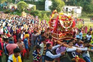 टनकपुर: भारत नेपाल सीमा पर बसे मडलक गांव में पारंपरिक मेले की तैयारी शुरू, भैय्या दूज पर उमड़ता है हुजूम