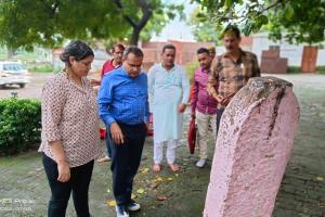 अयोध्या: भरतकुंड पहुंचे कमिश्नर, लिया महोत्सव की तैयारियों का जायजा