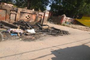 अयोध्या: आतिशबाजी के दौरान चिंगारी से लगी आग में दो दुकाने राख