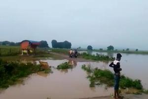 चित्रकूट: मूसलाधार बारिश से बरदहा नदी उफनाई, दिक्कत में ग्रामीण