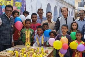बरेली: अनाथ आश्रम के बच्चों के साथ प्रो. वसीम बरेलवी ने मनाई दिवाली