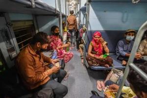 लखनऊ: पीईटी एग्जाम में रेलवे हुआ फेल, स्टेशनों पर उमड़ा परीक्षार्थियों का हुजूम, नाकाफी रहे इंतजाम