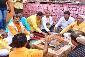 अयोध्या: भगवान चित्रगुप्त के दुग्धाभिषेक के बाद हुई कलम पूजा