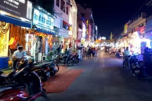 शाहजहांपुर: दिवाली पर रंग बिरंगी रोशनी से चमका शहर, हर ओर बिखरा प्रकाश