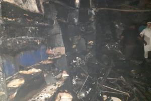 बरेली: पटाखे की चिंगारी से बर्तन और दवा व्यापारियों की दुकान में लगी आग, लाखों का नुकसान