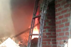 बरेली: टेंट के गोदाम में लगी भीषण आग, लाखों का माल स्वाहा, डेढ़ घंटे बाद पहुंची दमकल की गाड़ी