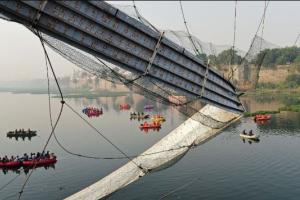 Morbi Bridge Collapses: मोरबी पुल दुर्घटना में भाजपा सांसद के 12 रिश्तेदारों की मौत