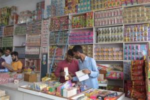 बरेली: सजा पटाखा बाजार, पिछले दशहरा की तुलना में आधा व्यापार