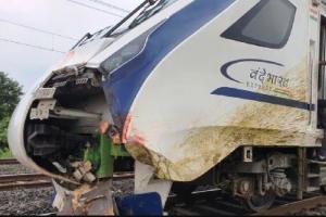 Vande Bharat Express Accident: वंदे भारत एक्सप्रेस हादसे का शिकार, फ्रंट का हिस्सा क्षतिग्रस्त